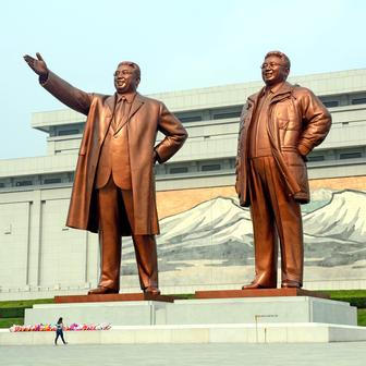 AK-12 ve zlatě a Kim v roli kurátora: studio Mansudae oslavuje válku v pompézním realismu