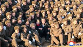 AK-12 ve zlatě a Kim v roli kurátora: studio Mansudae oslavuje válku v pompézním realismu