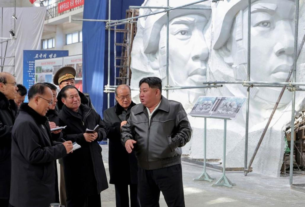 AK-12 ve zlatě a Kim v roli kurátora: studio Mansudae oslavuje válku v pompézním realismu