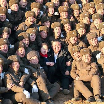 AK-12 ve zlatě a Kim v roli kurátora: studio Mansudae oslavuje válku v pompézním realismu