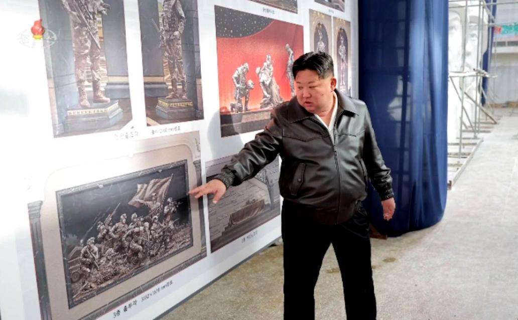 AK-12 ve zlatě a Kim v roli kurátora: studio Mansudae oslavuje válku v pompézním realismu