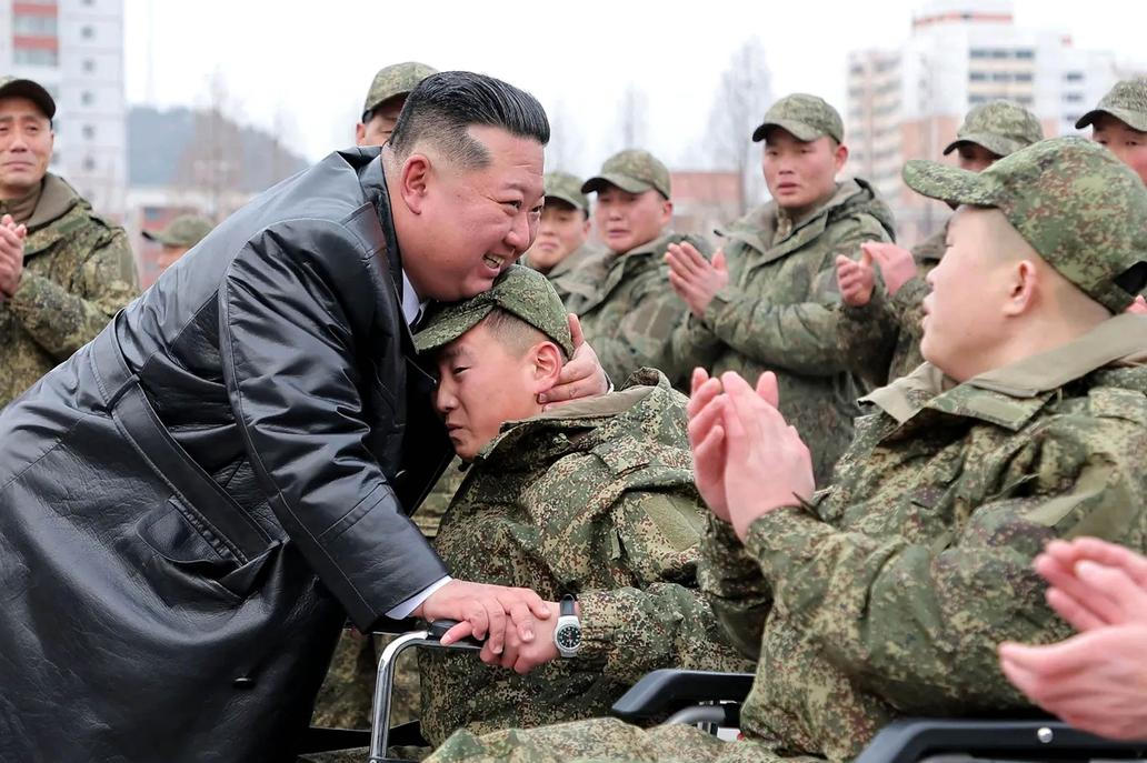 AK-12 ve zlatě a Kim v roli kurátora: studio Mansudae oslavuje válku v pompézním realismu