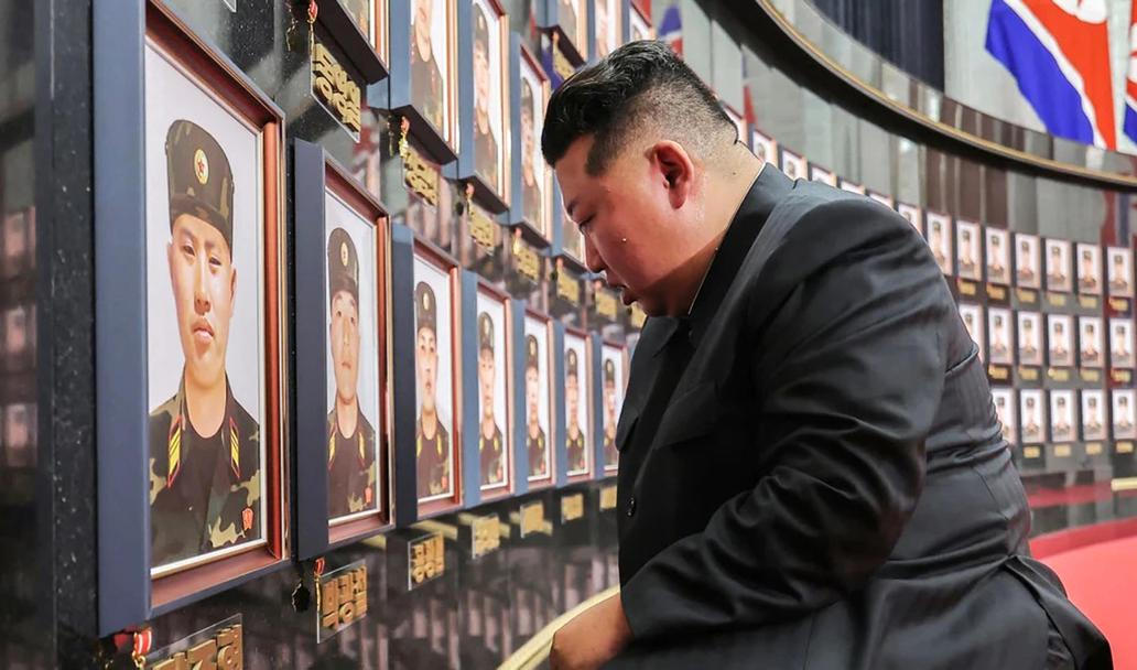 AK-12 ve zlatě a Kim v roli kurátora: studio Mansudae oslavuje válku v pompézním realismu