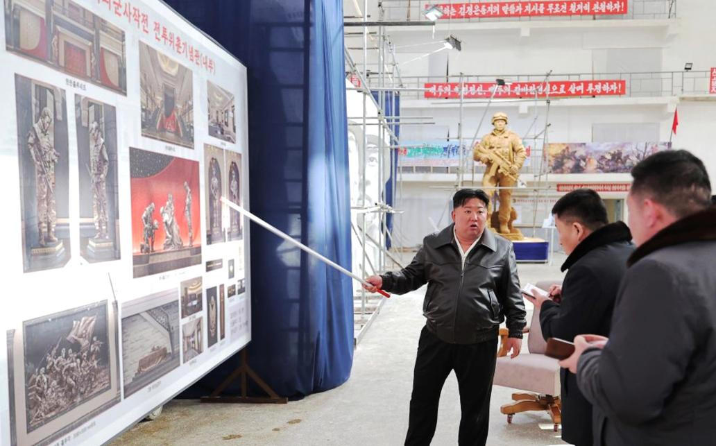 AK-12 ve zlatě a Kim v roli kurátora: studio Mansudae oslavuje válku v pompézním realismu