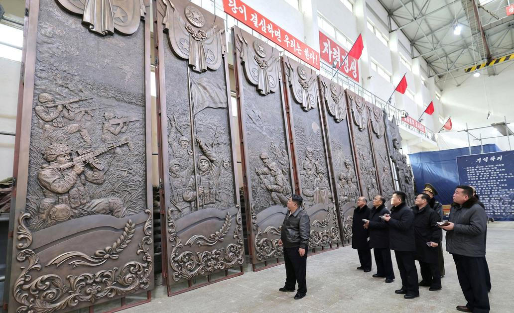 AK-12 ve zlatě a Kim v roli kurátora: studio Mansudae oslavuje válku v pompézním realismu