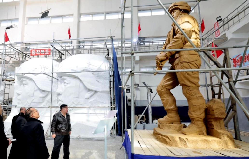 AK-12 ve zlatě a Kim v roli kurátora: studio Mansudae oslavuje válku v pompézním realismu