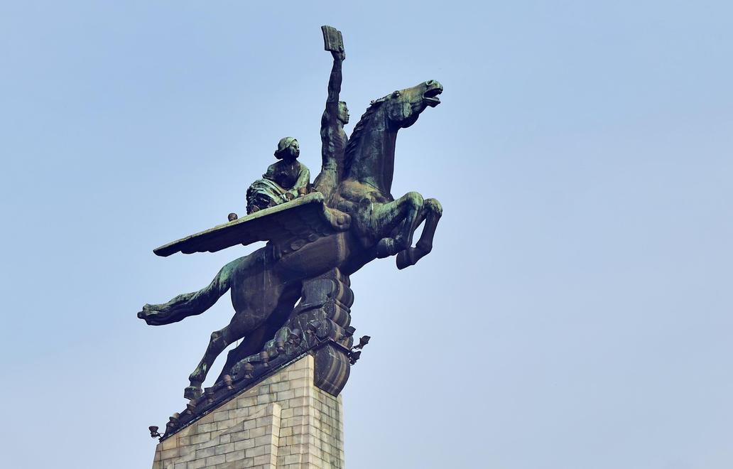 AK-12 ve zlatě a Kim v roli kurátora: studio Mansudae oslavuje válku v pompézním realismu