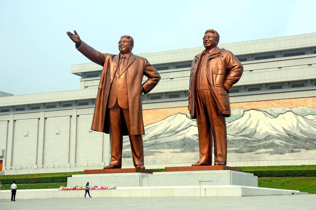 AK-12 ve zlatě a Kim v roli kurátora: studio Mansudae oslavuje válku v pompézním realismu