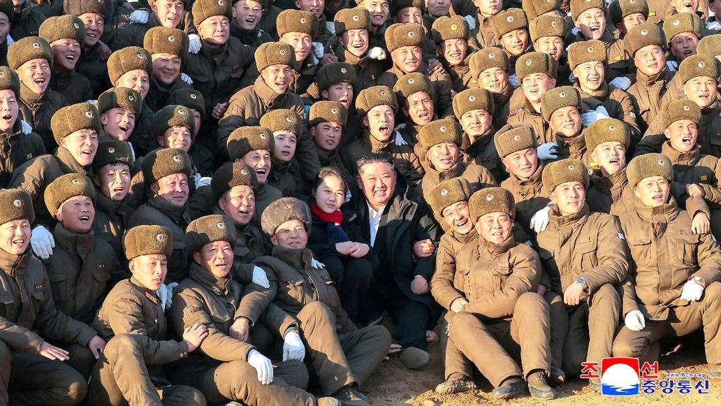 AK-12 ve zlatě a Kim v roli kurátora: studio Mansudae oslavuje válku v pompézním realismu