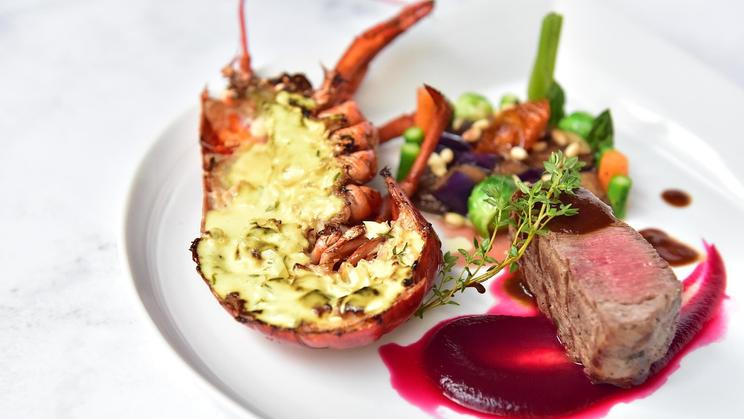 Právě tradiční francouzskou kuchyní láká hosty z celého světa největší all-you-can-eat restaurace světa z jihu Francie - příznačně pojmenovaná Les Grands Buffets. 