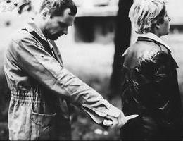 Historický snímek z policejní rekonstrukce vraždy provedené leteckým inženýrem Vladimírem Tekverkem v noci z 5. na 6. června 1979 v pražských Letňanech.