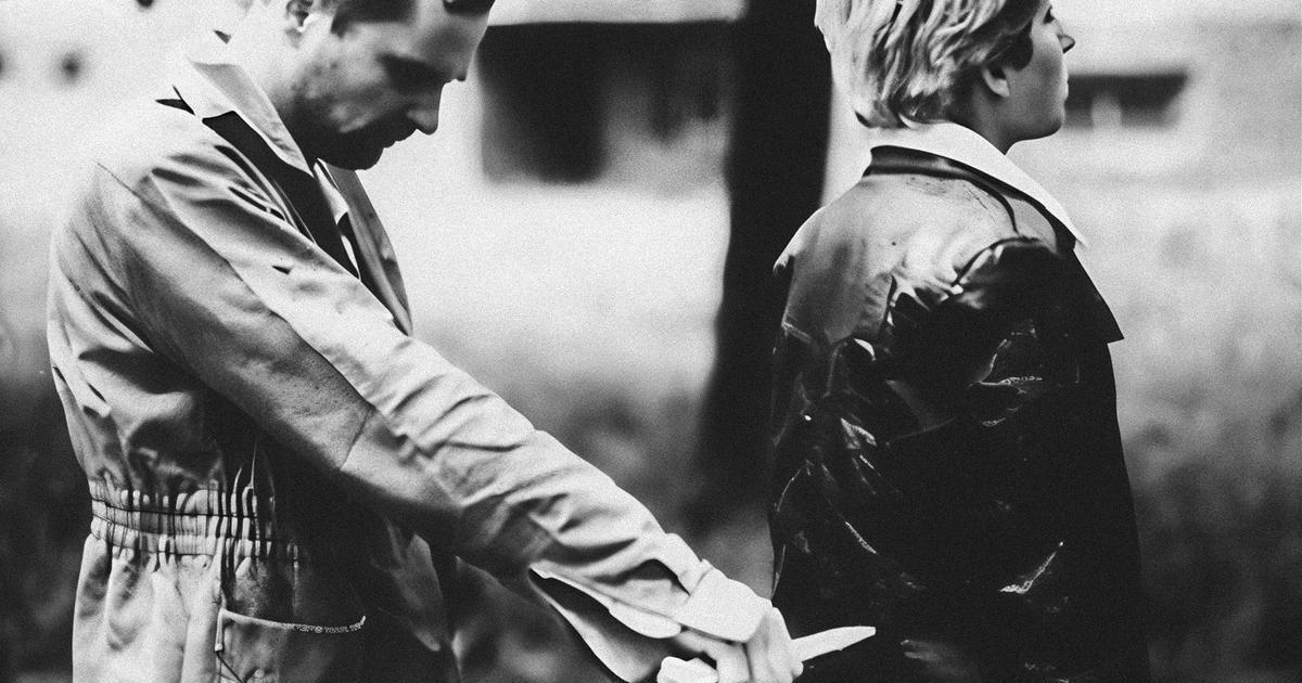 Historický snímek z policejní rekonstrukce vraždy provedené leteckým inženýrem Vladimírem Tekverkem v noci z 5. na 6. června 1979 v pražských Letňanech.