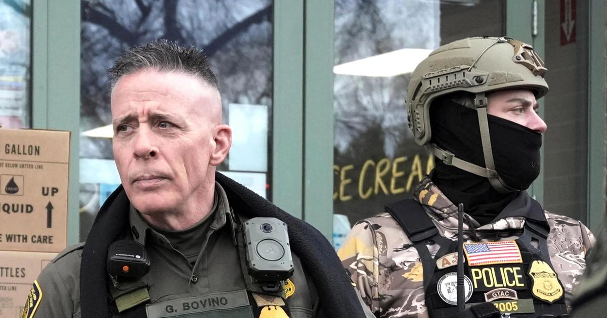 Trumpův muž s vizáží nacisty. Symbol agentů ICE zlehčoval zabití, inspiroval ho film