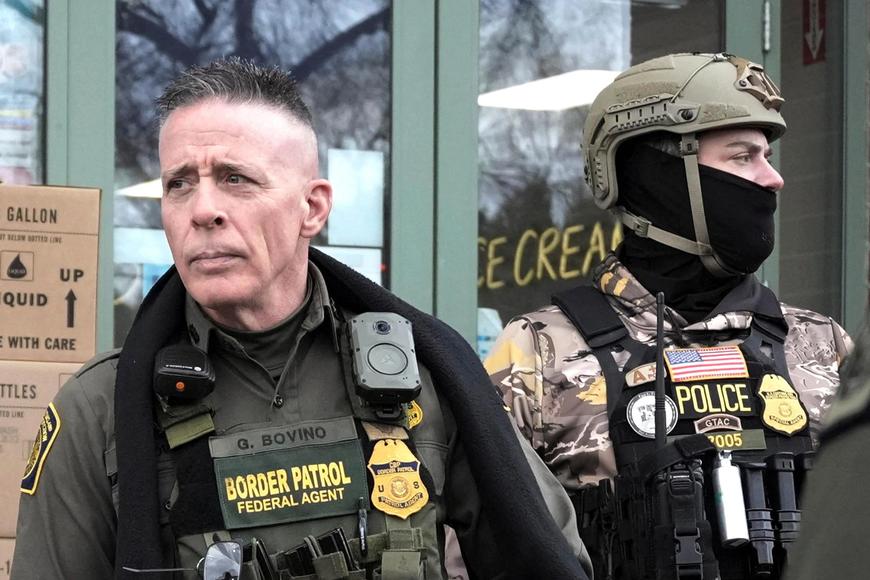 Trumpův muž s vizáží nacisty. Symbol agentů ICE zlehčoval zabití, inspiroval ho film