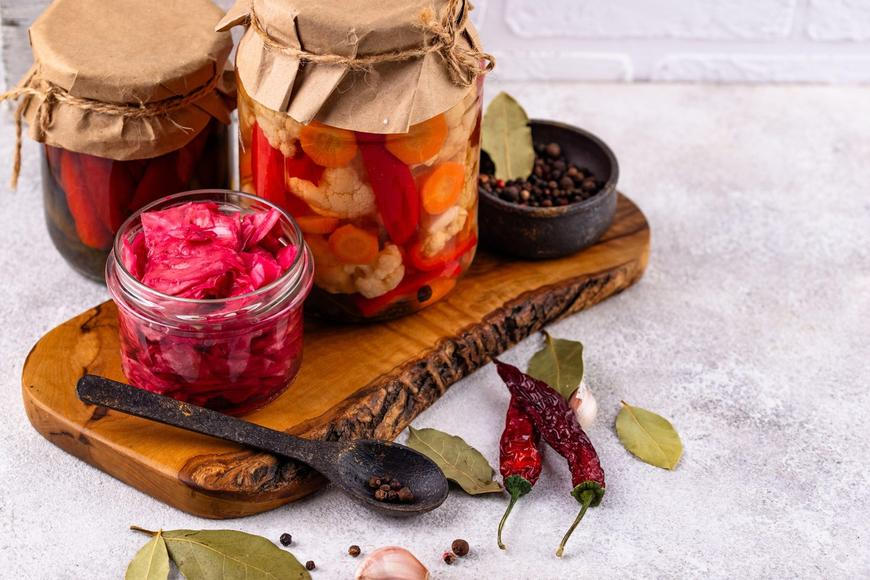 Domácí kimči a kombucha mohou mít dvě tváře. Bioinženýrka řekla, čemu se vyhnout