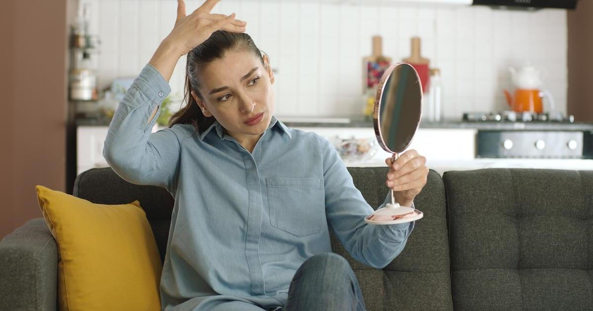 Šediny se neptají na svolení. Jednoho dne se prostě objeví.