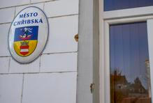 Městský úřad Chřibská, okno, sklo, fasáda, omítka, průstřel --- Shooting in Chribska