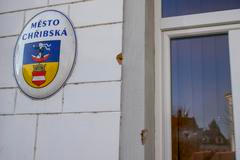 Městský úřad Chřibská, okno, sklo, fasáda, omítka, průstřel --- Shooting in Chribska