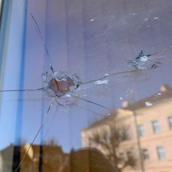 Městský úřad Chřibská, okno, sklo, průstřel