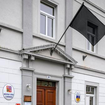 Městský úřad Chřibská, černá vlajka
