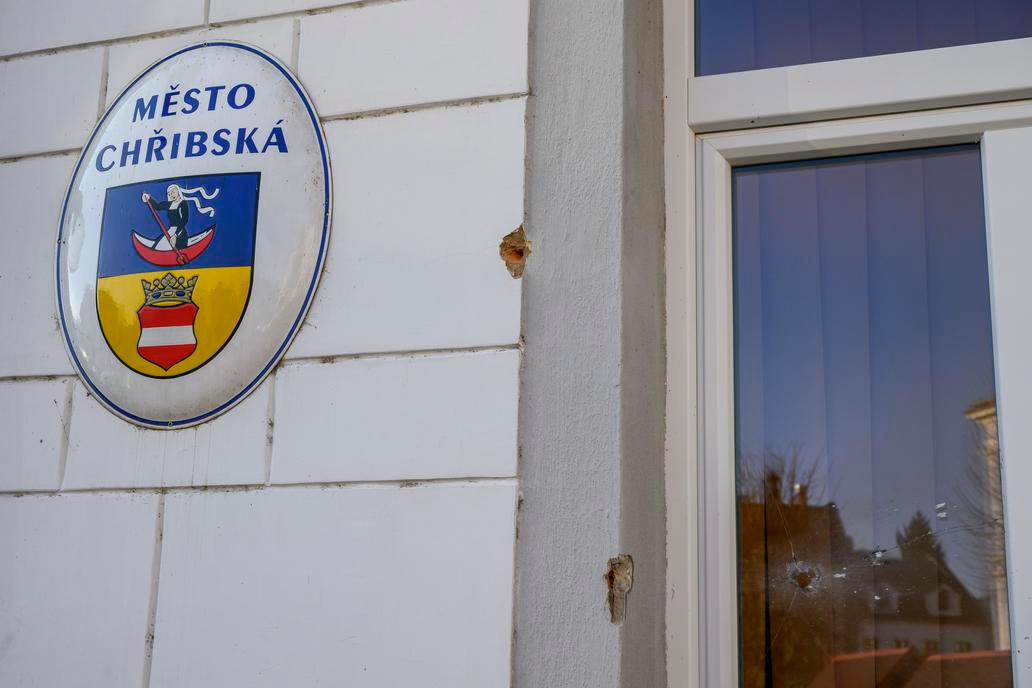 Městský úřad Chřibská, okno, sklo, fasáda, omítka, průstřel --- Shooting in Chribska