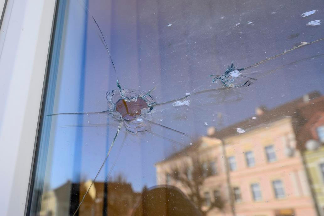 Městský úřad Chřibská, okno, sklo, průstřel