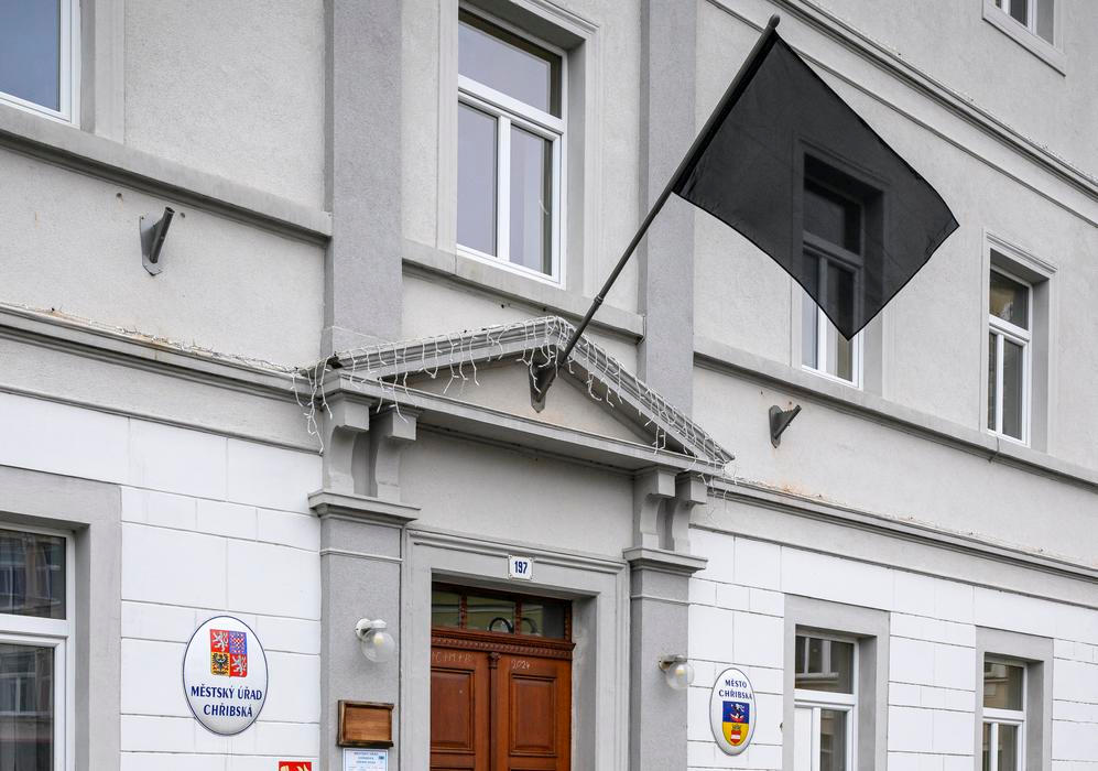 Městský úřad Chřibská, černá vlajka