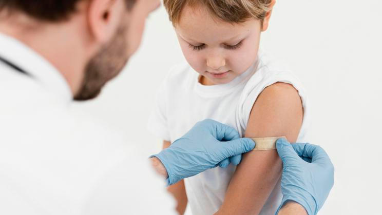 Kde mají k dispozici vakcínu? Tato data by měla být v budoucnu veřejně dostupné. „Pracujeme na změně legislativy, která to umožní,“ řekl epidemiolog a poradce ministra Rastislav Maďar.