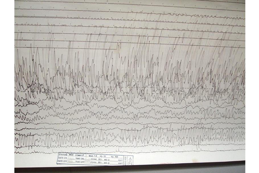 Seismogram zemětřesení zaznamenaný observatoří Weston ve Spojených státech.