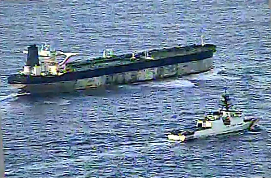 Americká pobřežní stráž zveřejnila video jedné ze svých lodí, která sledovala ruský ropný tanker Bella 1 v severním Atlantiku krátce předtím, než USA plavidlo ve středu 7. ledna 2026 zabavily.