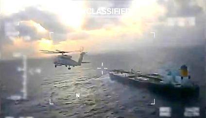 Záběry zachycují vrtulník americké pobřežní stráže letící nad ropným tankerem Bella 1, který naposledy kotvil ve Venezuele. 