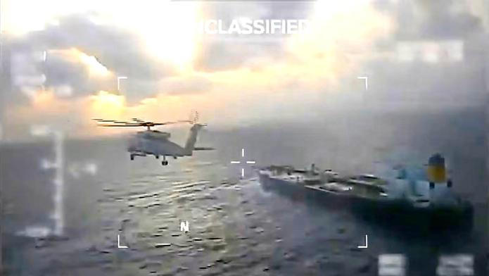 Záběry zachycují vrtulník americké pobřežní stráže letící nad ropným tankerem Bella 1, který naposledy kotvil ve Venezuele. 