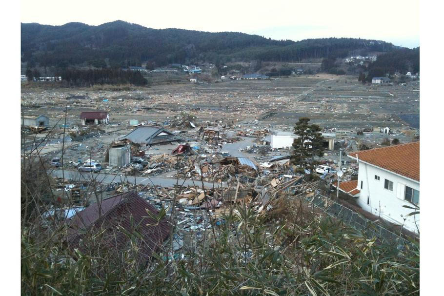 Zkáza města Rikuzentakata. Fotografie vznikla tři týdny po katastrofě.
