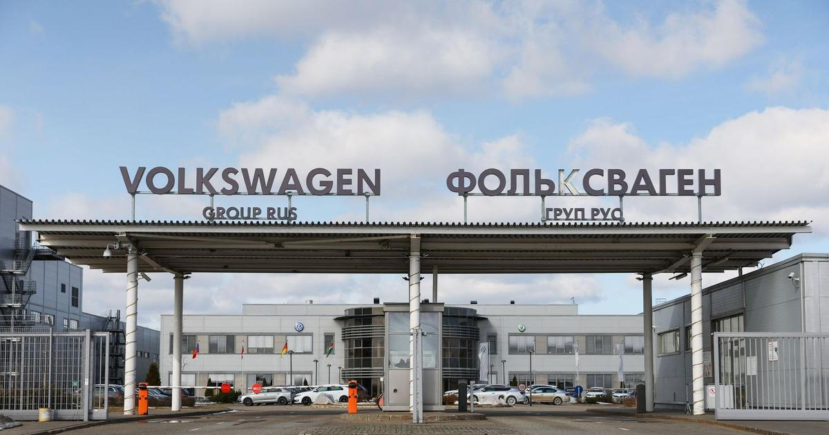 V bývalé továrně Volkswagenu v Rusku zuří požár