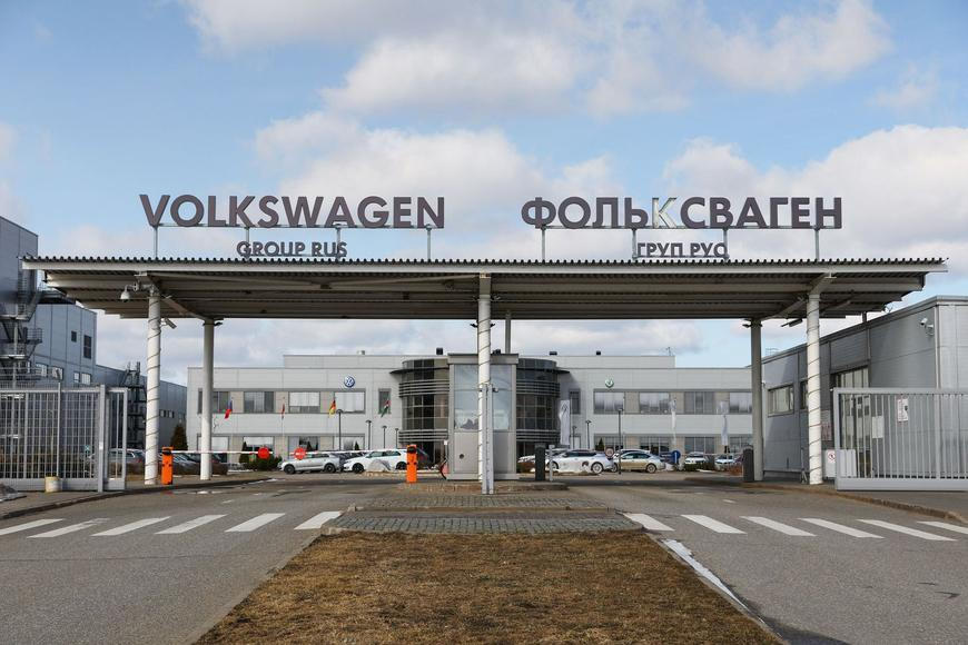 V bývalé továrně Volkswagenu v Rusku zuří požár