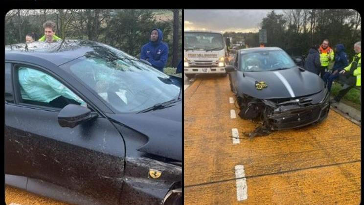 Havarované Ferrari vezoucí fotbalisty Tottenhamu Hotspur