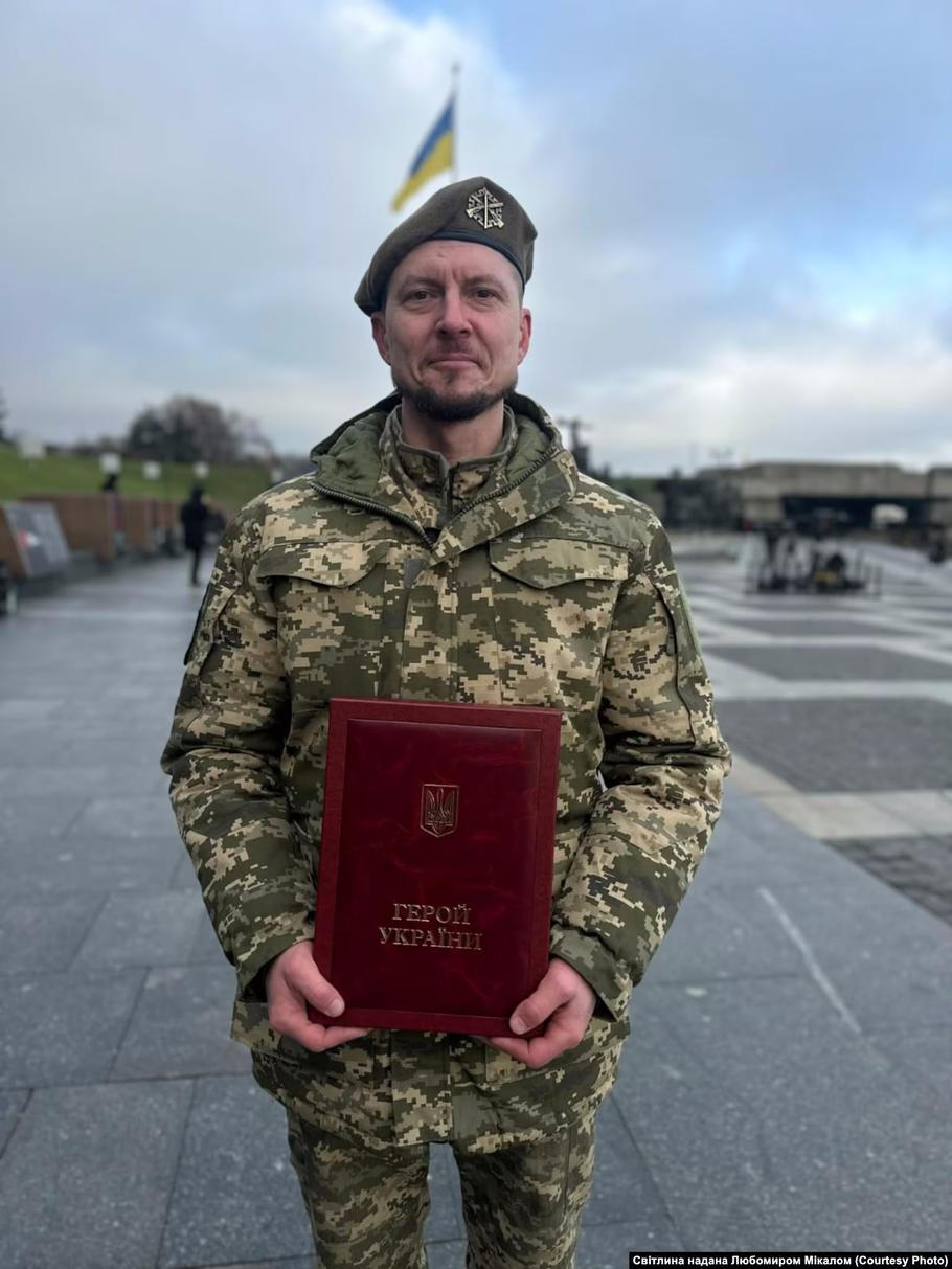 Ljubomir Mikalo s vyznamenáním Hrdina Ukrajiny