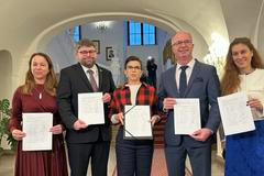 Zástupci pěti opozičních klubů ukazují podpisy svých poslanců, které získali pro svolání mimořádné schůze Poslanecké sněmovny.