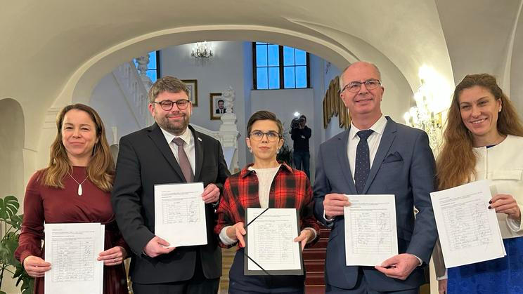 Zástupci pěti opozičních klubů ukazují podpisy svých poslanců, které získali pro svolání mimořádné schůze Poslanecké sněmovny.