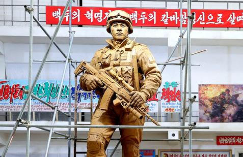 AK-12 ve zlatě a Kim v roli kurátora: studio Mansudae oslavuje válku v pompézním realismu