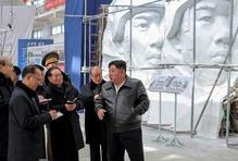 AK-12 ve zlatě a Kim v roli kurátora: studio Mansudae oslavuje válku v pompézním realismu