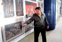 AK-12 ve zlatě a Kim v roli kurátora: studio Mansudae oslavuje válku v pompézním realismu