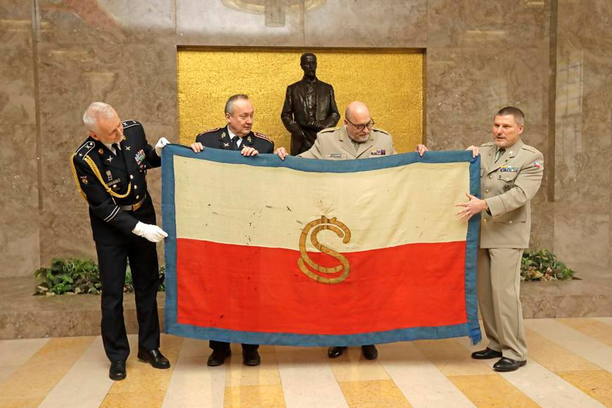 Mešní víno to nebylo. Vojáci odhalili, co si Petr Pavel přivezl v krabici z Vatikánu