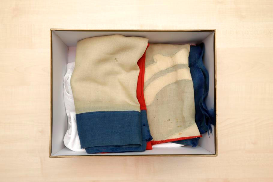 Zástupci prezidentské kanceláře předávají zástupcům armádního muzea téměř 110 let starý český prapor