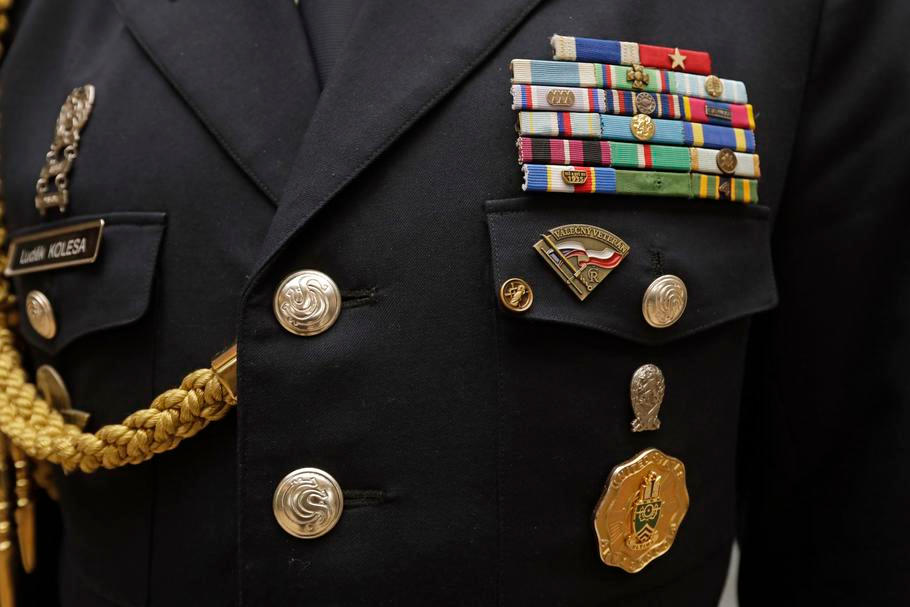 Zástupci prezidentské kanceláře předávají zástupcům armádního muzea téměř 110 let starý český prapor