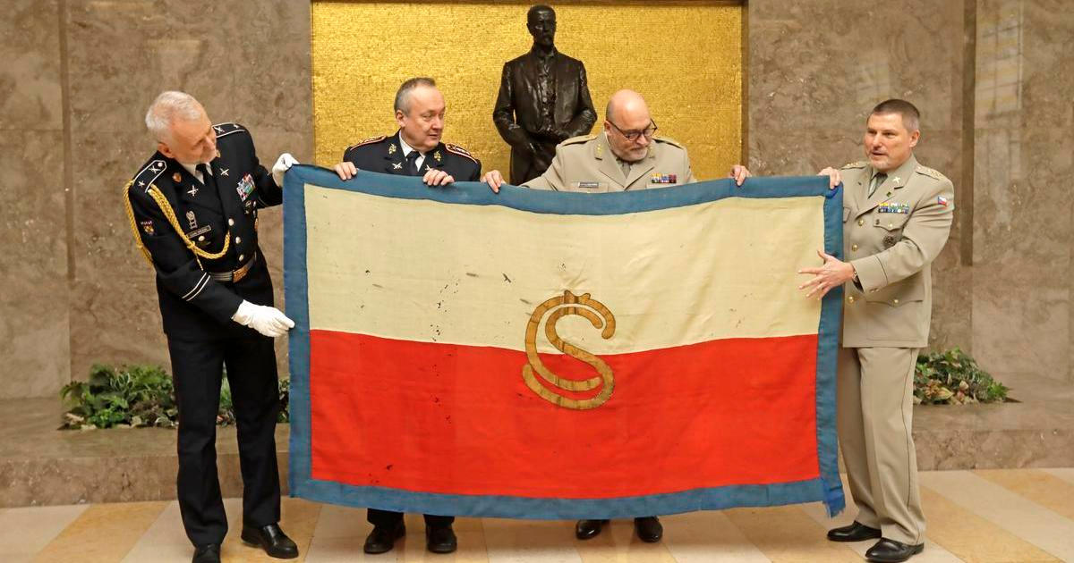 Mešní víno to nebylo. Vojáci odhalili, co si Petr Pavel přivezl v krabici z Vatikánu 