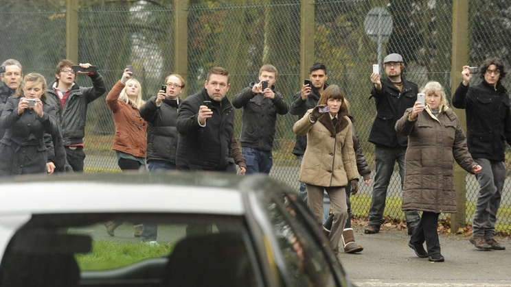 V epizodě seriálu Black Mirror Lovná zvěř začne vysílat jakýsi signál, který proměnil většinu populace v tupé „lovce“ - ti fotí, natáčejí a případně zabíjí druhé lidi.