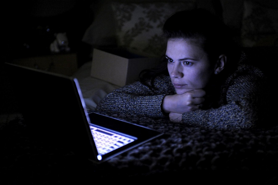 Hayley Atwellová jako Martha v epizodě Přijdu hned ze seriálu Black Mirror. S chatbotem svého mrtvého přítele, s nímž čeká dítě, komunikuje prostřednictvím e-mailů.