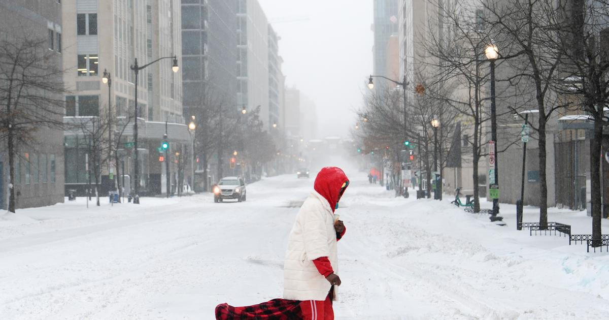 Zimní bouře dál drtí USA. Stovky tisíc lidí zůstávají bez proudu. Obětí už je přes 60