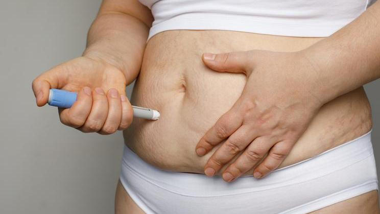 Pro někoho mohou být tyto léky zásadní pomocí, úlevou pro hlavu i tělo, zároveň ale jejich užívání otevírá otázky, na které zatím neexistují jednoduché odpovědi.